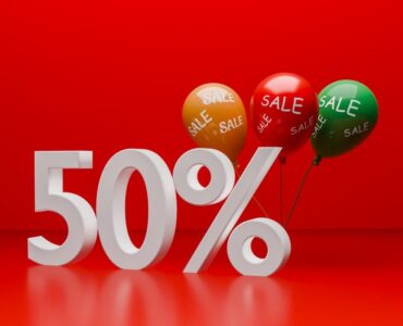 Consultor de ecommerce analiza gráficas de precios en Amazon para optimizar el margen de beneficio de vendedores online.
