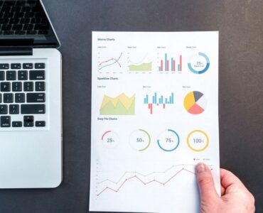 Director de marketing digital presentando un informe de resultados SEO con métricas financieras ante la junta directiva de su empresa