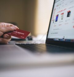 Especialista de marketing digital analizando métricas de productos sin visibilidad en una campaña de Performance Max para ecommerce