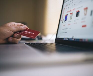 Especialista de marketing digital analizando métricas de productos sin visibilidad en una campaña de Performance Max para ecommerce