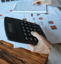 Director de marketing digital presentando un informe financiero de SEO al CFO para justificar el presupuesto anual de la empresa.