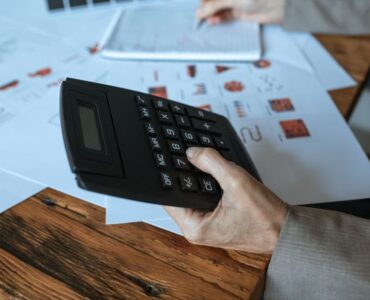Director de marketing digital presentando un informe financiero de SEO al CFO para justificar el presupuesto anual de la empresa.