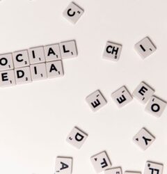 Especialista en marketing digital analizando métricas de Instagram en un panel de control para optimizar ventas de e-commerce.