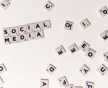 Especialista en marketing digital analizando métricas de Instagram en un panel de control para optimizar ventas de e-commerce.