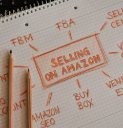 Consultor de marketing analizando las kw opiniones amazon en una pantalla para optimizar el SEO de un listing.
