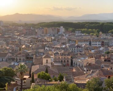 Especialista en marketing digital analiza métricas de ventas globales en una pantalla para empresarios de Girona que buscan escalar.