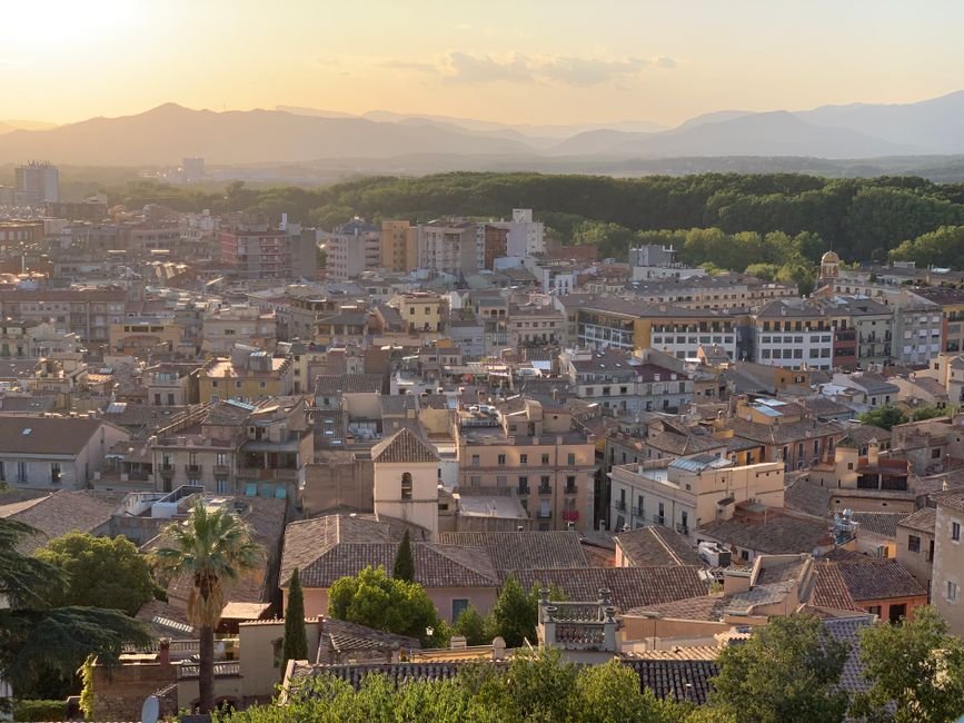 Especialista en marketing digital analiza métricas de ventas globales en una pantalla para empresarios de Girona que buscan escalar.