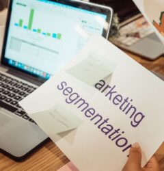 Especialista en marketing digital growth analiza métricas de retail media en pantalla para optimizar ventas de ecommerce.