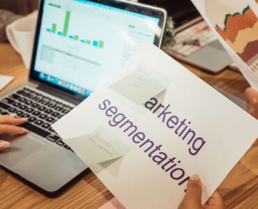 Especialista en marketing digital growth analiza métricas de retail media en pantalla para optimizar ventas de ecommerce.