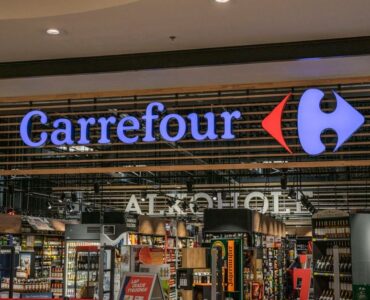 Vendedor analiza las métricas del marketplace de Carrefour en su ordenador para optimizar las ventas de su negocio online.