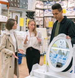Vendedor de e-commerce analiza las opiniones y comisiones del marketplace de Leroy Merlin para optimizar su estrategia de ventas