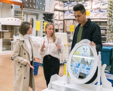 Vendedor de e-commerce analiza las opiniones y comisiones del marketplace de Leroy Merlin para optimizar su estrategia de ventas