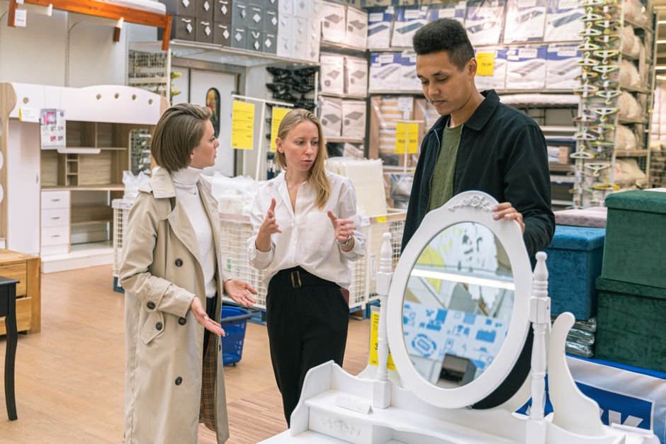 Vendedor de e-commerce analiza las opiniones y comisiones del marketplace de Leroy Merlin para optimizar su estrategia de ventas
