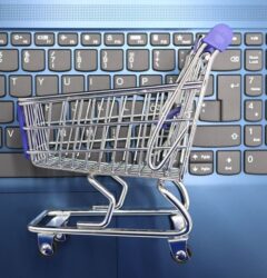 Consultor de ecommerce analiza métricas del marketplace de PcComponentes en una pantalla para optimizar ventas de tecnología.