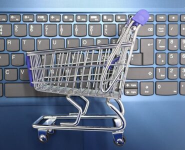 Consultor de ecommerce analiza métricas del marketplace de PcComponentes en una pantalla para optimizar ventas de tecnología.