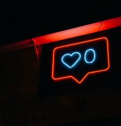 Especialista de marketing digital analizando las métricas importantes de Instagram en un ordenador para optimizar un ecommerce.