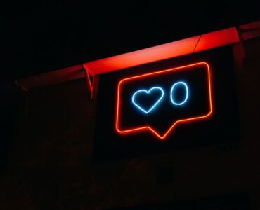 Especialista de marketing digital analizando las métricas importantes de Instagram en un ordenador para optimizar un ecommerce.