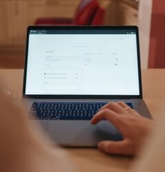 Consultor de marketing digital analizando métricas de Sponsored Ads en Amazon para optimizar el ROAS de una marca de ecommerce.