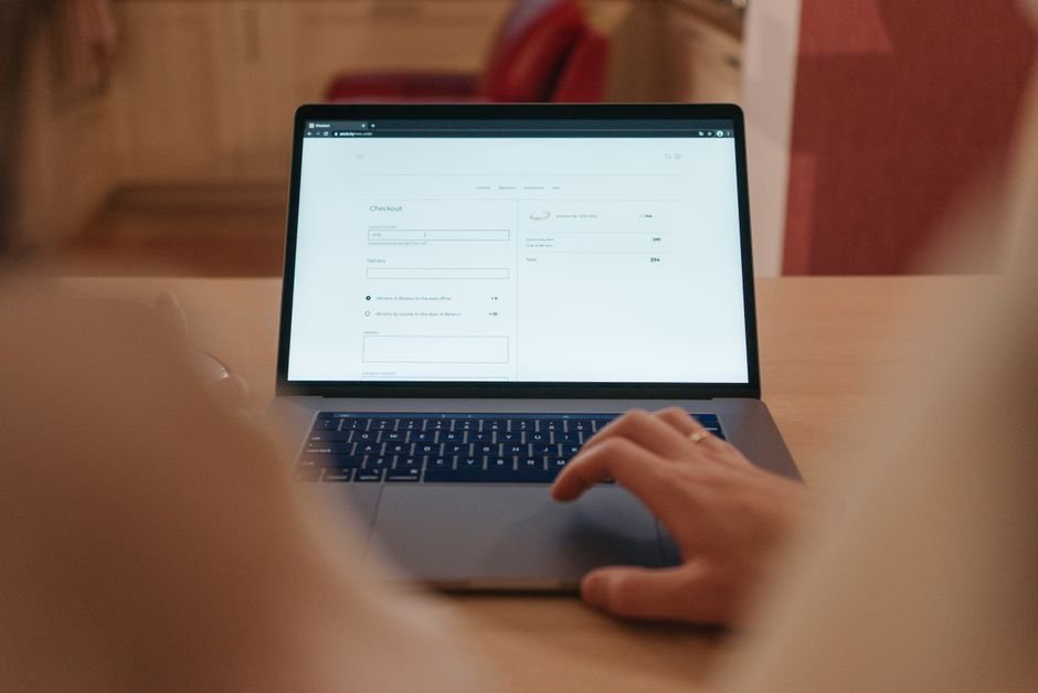 Consultor de marketing digital analizando métricas de Sponsored Ads en Amazon para optimizar el ROAS de una marca de ecommerce.