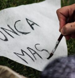 Especialista analiza métricas de publicidad en Amazon en su ordenador para mejorar el ROAS de marcas de comercio electrónico.