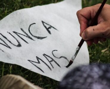 Especialista analiza métricas de publicidad en Amazon en su ordenador para mejorar el ROAS de marcas de comercio electrónico.