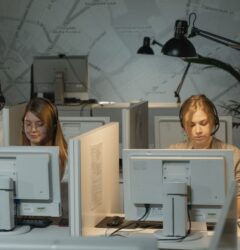 Profesional de marketing digital analizando datos estructurados para optimizar una tienda online para agentes de IA.