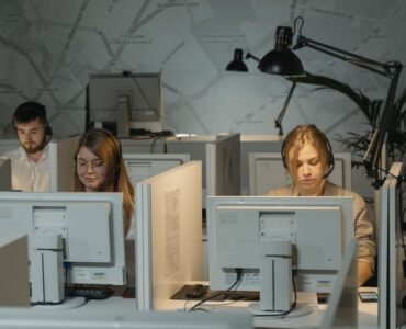 Profesional de marketing digital analizando datos estructurados para optimizar una tienda online para agentes de IA.