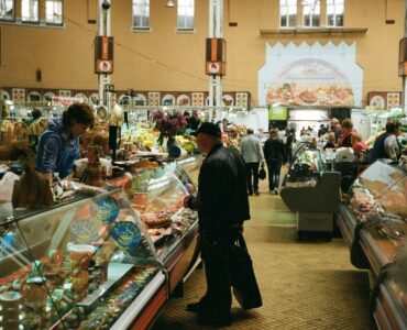 Especialista en ecommerce analiza las métricas de ventas en Otto Market para optimizar la estrategia de una marca en Alemania.