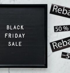 Especialista de marketing digital analizando métricas de Amazon Ads en un ordenador para optimizar palabras clave negativas de un ecommerce