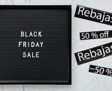 Especialista de marketing digital analizando métricas de Amazon Ads en un ordenador para optimizar palabras clave negativas de un ecommerce