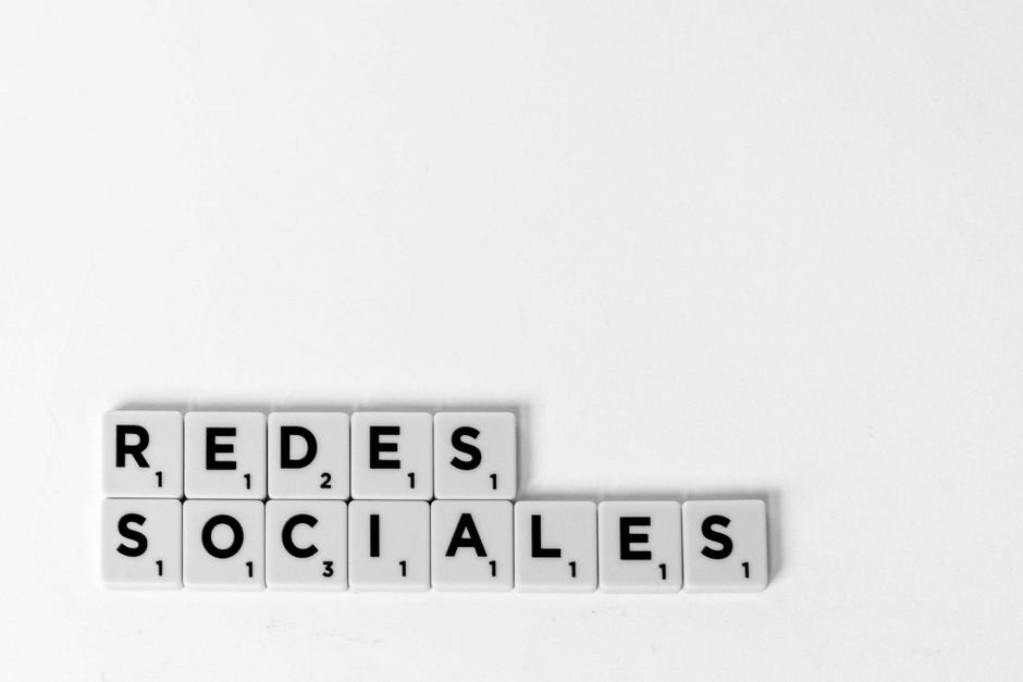 Especialista en marketing digital analiza posibles enlaces en su ordenador para mejorar el posicionamiento SEO de un ecommerce.