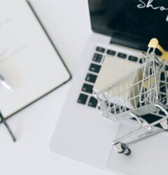 Especialista optimizando campañas de compra programática en Amazon DSP para aumentar el ROAS de marcas de comercio electrónico.