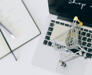 Especialista optimizando campañas de compra programática en Amazon DSP para aumentar el ROAS de marcas de comercio electrónico.