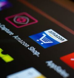 Especialista en marketing digital optimizando una campaña de publicidad programática en Amazon para aumentar las ventas de una marca