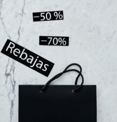 Especialista en comercio electrónico analizando gráficos de precios competitivos en marketplaces para optimizar la rentabilidad de una marca de consumo.