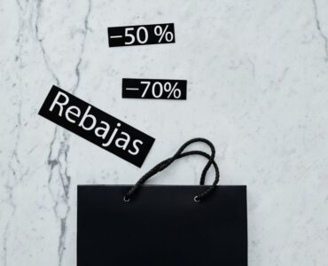 Especialista en comercio electrónico analizando gráficos de precios competitivos en marketplaces para optimizar la rentabilidad de una marca de consumo.
