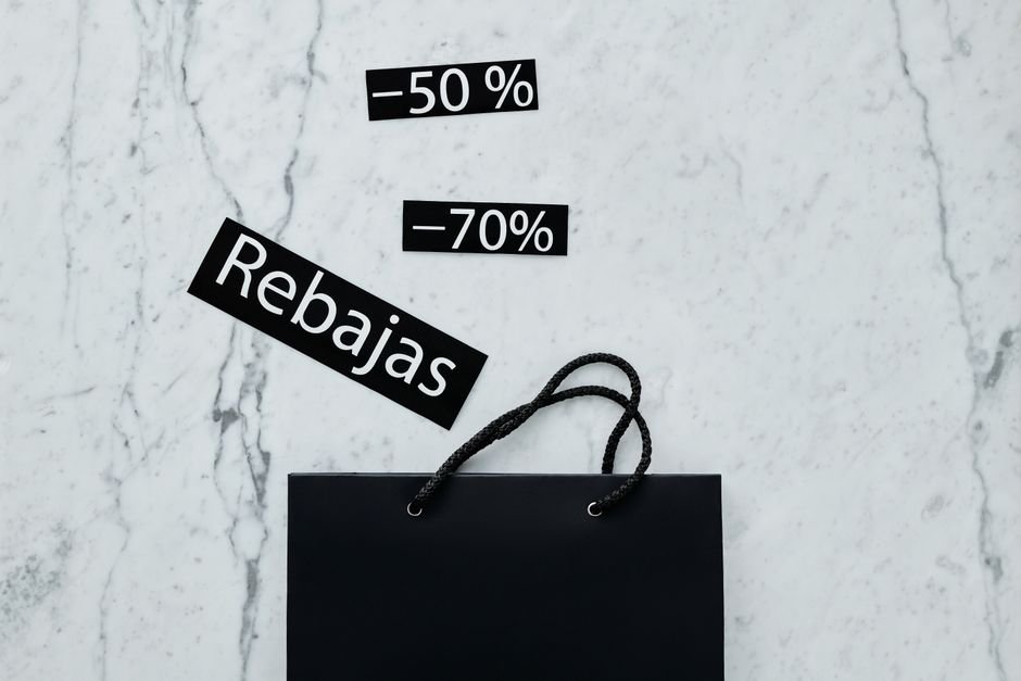 Especialista en comercio electrónico analizando gráficos de precios competitivos en marketplaces para optimizar la rentabilidad de una marca de consumo.