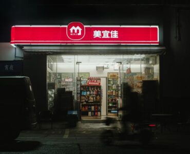 Especialista de marketing digital analizando métricas de retail media en una pantalla para optimizar campañas de marcas en marketplaces.
