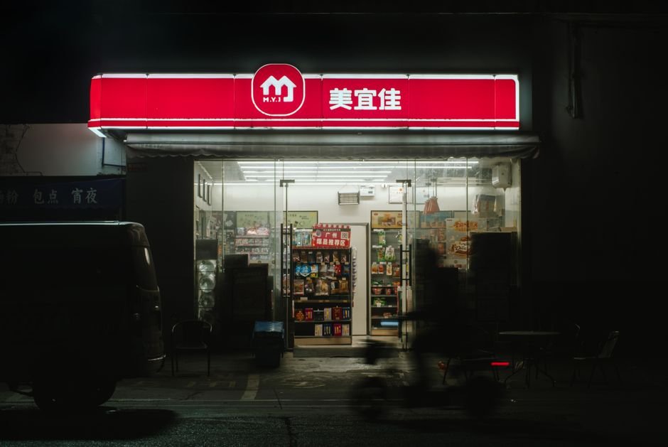 Especialista de marketing digital analizando métricas de retail media en una pantalla para optimizar campañas de marcas en marketplaces.