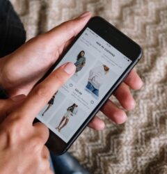 Consumidor joven comprando un producto en TikTok Shop desde su móvil para ilustrar el social commerce