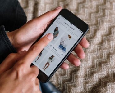Consumidor joven comprando un producto en TikTok Shop desde su móvil para ilustrar el social commerce