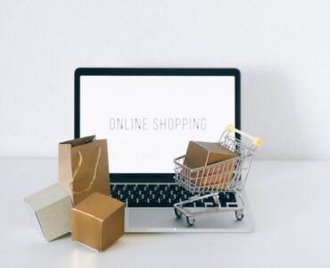 Vendedor de Amazon optimizando su inventario FBA para ganar la Buy Box y aumentar las conversiones de su tienda