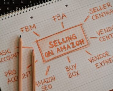 Especialista de marketing digital optimizando un listing en Amazon en su ordenador para mejorar las ventas de su cliente