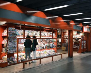 Consultor de marketing analiza métricas de un retail media network en una pantalla para optimizar ventas de marcas en e-commerce