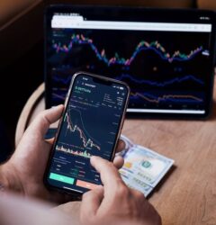 Gráfico explicativo sobre el funcionamiento del real time bidding para optimizar campañas de publicidad programática de marcas de ecommerce.