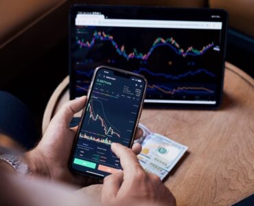 Gráfico explicativo sobre el funcionamiento del real time bidding para optimizar campañas de publicidad programática de marcas de ecommerce.