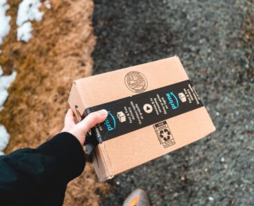 Un vendedor de Amazon analiza un correo de suspensión en su portátil para redactar un plan de acción efectivo.