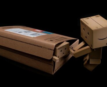 Especialista en marketing digital optimizando la ficha de producto de una tienda online para aparecer en Amazon Rufus