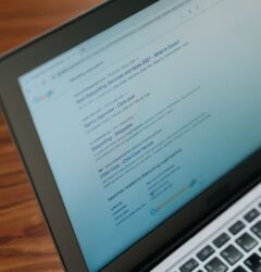 Un especialista en marketing digital analiza métricas de Search Agent Optimization en una pantalla para optimizar su ecommerce.