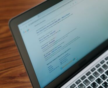 Un especialista en marketing digital analiza métricas de Search Agent Optimization en una pantalla para optimizar su ecommerce.